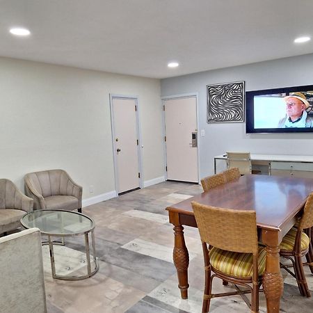 Travelodge By Wyndham Indianapolis Speedway ภายนอก รูปภาพ